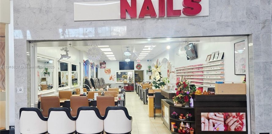 Commercial property in Doral, Florida № 1973680