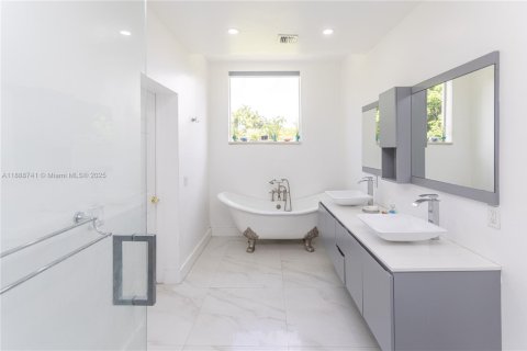 House in Miami Springs, Florida 5 bedrooms, 333.33 sq.m. № 1941012 - photo 28