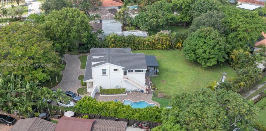 House in Miami Springs, Florida 5 bedrooms, 333.33 sq.m. № 1941012