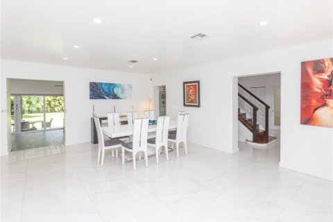 House in Miami Springs, Florida 5 bedrooms, 333.33 sq.m. № 1941012 - photo 16