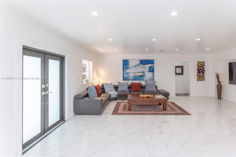 House in Miami Springs, Florida 5 bedrooms, 333.33 sq.m. № 1941012 - photo 9
