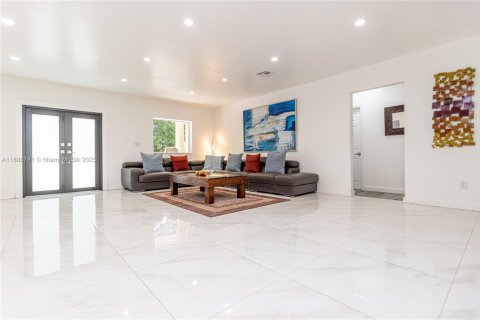 House in Miami Springs, Florida 5 bedrooms, 333.33 sq.m. № 1941012 - photo 7