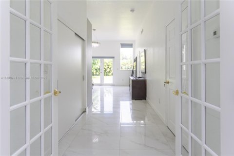 House in Miami Springs, Florida 5 bedrooms, 333.33 sq.m. № 1941012 - photo 22