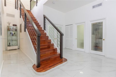 House in Miami Springs, Florida 5 bedrooms, 333.33 sq.m. № 1941012 - photo 18