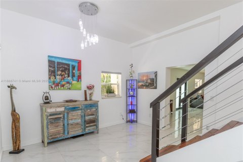 House in Miami Springs, Florida 5 bedrooms, 333.33 sq.m. № 1941012 - photo 17