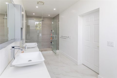 House in Miami Springs, Florida 5 bedrooms, 333.33 sq.m. № 1941012 - photo 27