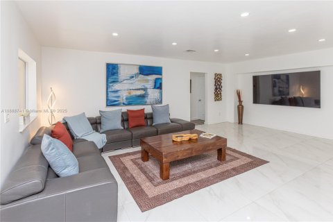 House in Miami Springs, Florida 5 bedrooms, 333.33 sq.m. № 1941012 - photo 15