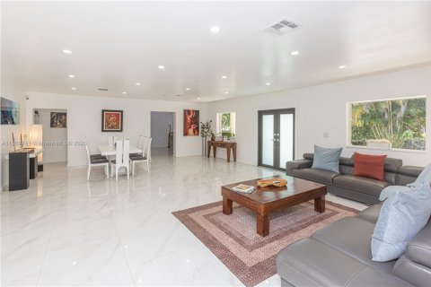 House in Miami Springs, Florida 5 bedrooms, 333.33 sq.m. № 1941012 - photo 14