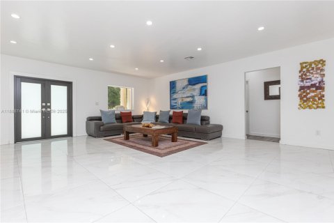 House in Miami Springs, Florida 5 bedrooms, 333.33 sq.m. № 1941012 - photo 10