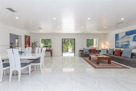House in Miami Springs, Florida 5 bedrooms, 333.33 sq.m. № 1941012 - photo 6