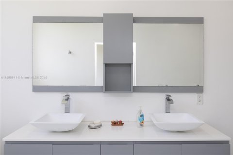 House in Miami Springs, Florida 5 bedrooms, 333.33 sq.m. № 1941012 - photo 29