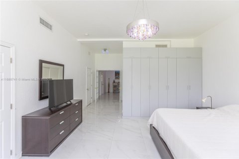 House in Miami Springs, Florida 5 bedrooms, 333.33 sq.m. № 1941012 - photo 24