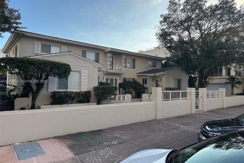 Apartment in Coral Gables, Florida 2 bedrooms, 97.55 sq.m. № 2000331