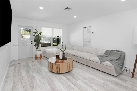 House in Hollywood, Florida 3 bedrooms, 115.57 sq.m. № 1779838 - photo 8