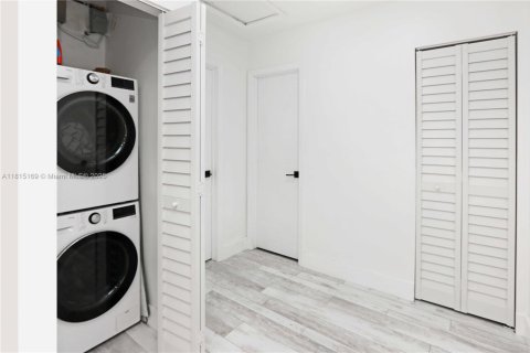 House in Hollywood, Florida 3 bedrooms, 115.57 sq.m. № 1779838 - photo 13