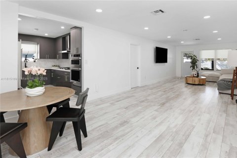 House in Hollywood, Florida 3 bedrooms, 115.57 sq.m. № 1779838 - photo 6