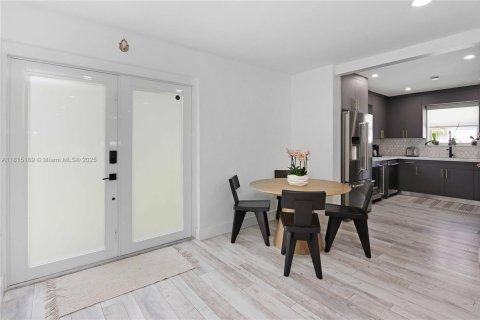 House in Hollywood, Florida 3 bedrooms, 115.57 sq.m. № 1779838 - photo 12