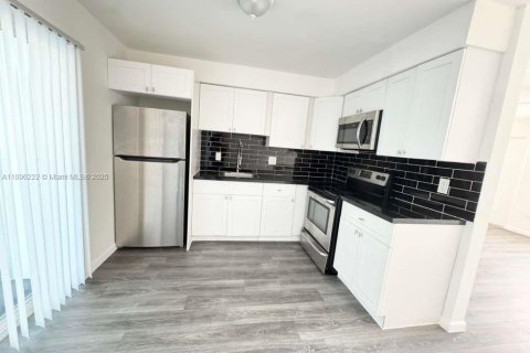 Casa en alquiler en Boynton Beach, Florida, 2 dormitorios № 1950476 - foto 4