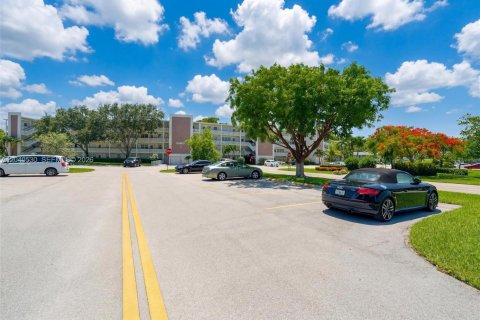 Condo in Deerfield Beach, Florida, 2 bedrooms № 2185905 - photo 27