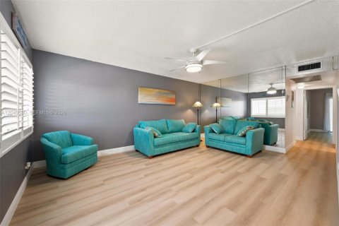 Condo in Deerfield Beach, Florida, 2 bedrooms № 2185905 - photo 6