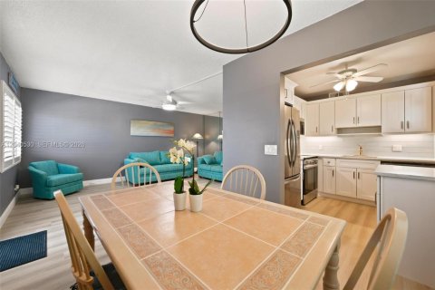 Condo in Deerfield Beach, Florida, 2 bedrooms № 2185905 - photo 11