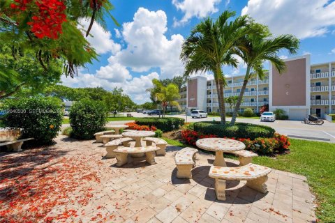 Condo in Deerfield Beach, Florida, 2 bedrooms № 2185905 - photo 23