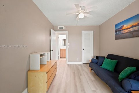 Condo in Deerfield Beach, Florida, 2 bedrooms № 2185905 - photo 17