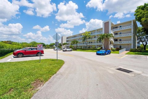 Condo in Deerfield Beach, Florida, 2 bedrooms № 2185905 - photo 26