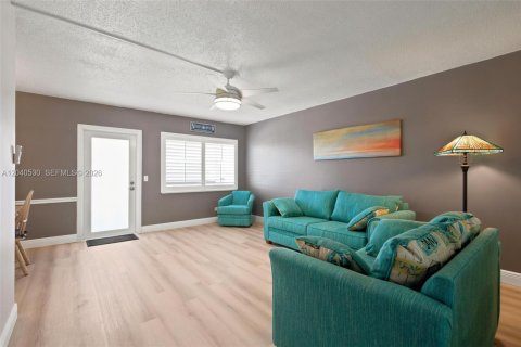 Condo in Deerfield Beach, Florida, 2 bedrooms № 2185905 - photo 7