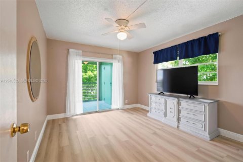 Condo in Deerfield Beach, Florida, 2 bedrooms № 2185905 - photo 14