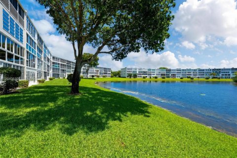 Condo in Deerfield Beach, Florida, 2 bedrooms № 2185905 - photo 4