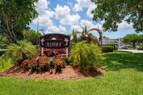 Condo in Deerfield Beach, Florida, 2 bedrooms № 2185905 - photo 3