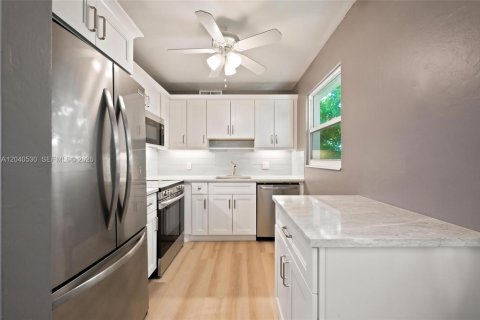 Condo in Deerfield Beach, Florida, 2 bedrooms № 2185905 - photo 10