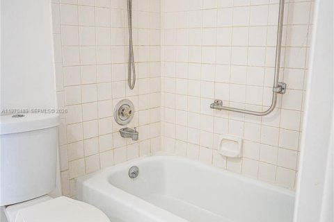 Condominio en venta en Hollywood, Florida, 2 dormitorios, 102.19 m2 № 2031271 - foto 18