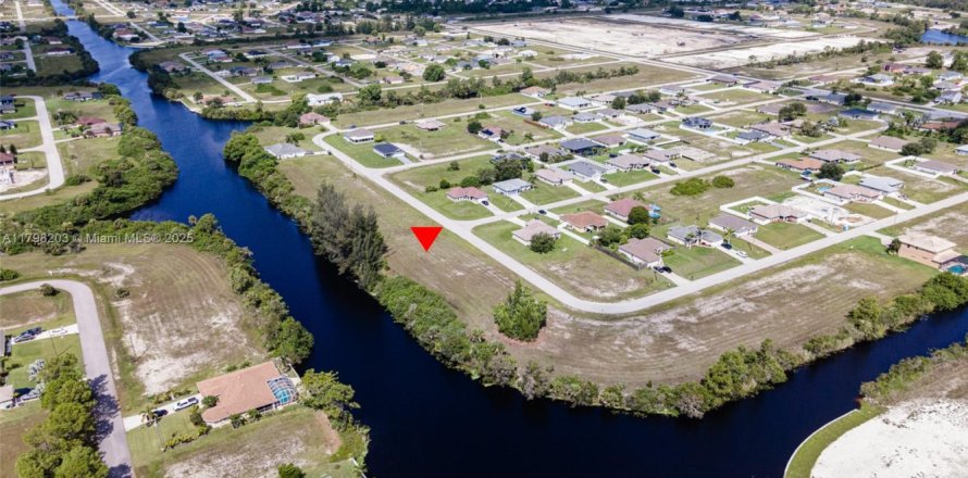 Land in Cape Coral, Florida № 1861460