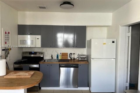 House in Miami, Florida 3 bedrooms, 118.91 sq.m. № 2012264 - photo 6