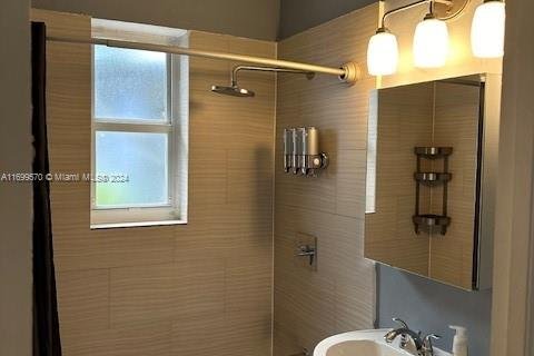 House in Miami, Florida 3 bedrooms, 118.91 sq.m. № 2012264 - photo 5