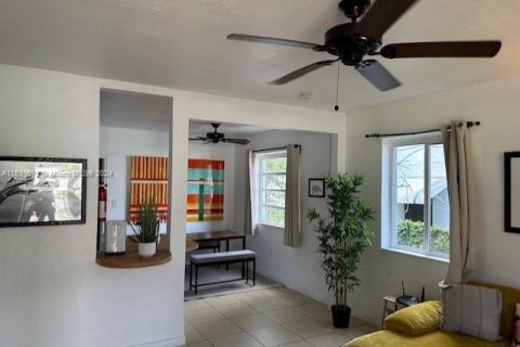 House in Miami, Florida 3 bedrooms, 118.91 sq.m. № 2012264 - photo 2