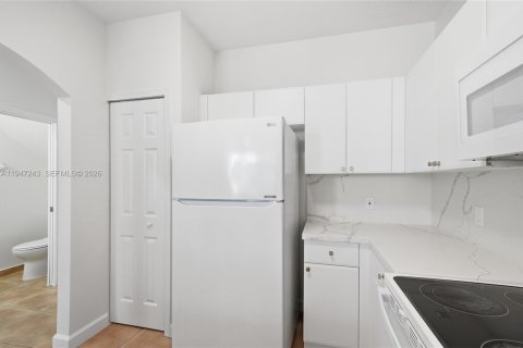 Townhouse in Miramar, Florida 3 bedrooms, 134.71 sq.m. № 2003125 - photo 12