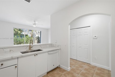 Townhouse in Miramar, Florida 3 bedrooms, 134.71 sq.m. № 2003125 - photo 10