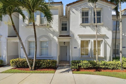 Townhouse in Miramar, Florida 3 bedrooms, 134.71 sq.m. № 2003125 - photo 2