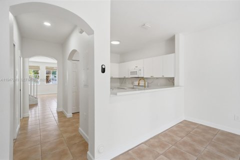 Townhouse in Miramar, Florida 3 bedrooms, 134.71 sq.m. № 2003125 - photo 9