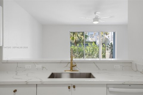 Townhouse in Miramar, Florida 3 bedrooms, 134.71 sq.m. № 2003125 - photo 13