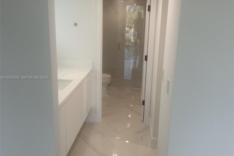 Снять в аренду квартиру в Ки-Бискейн, Флорида 1 спальня, 90.3м2, № 2034960 - фото 6