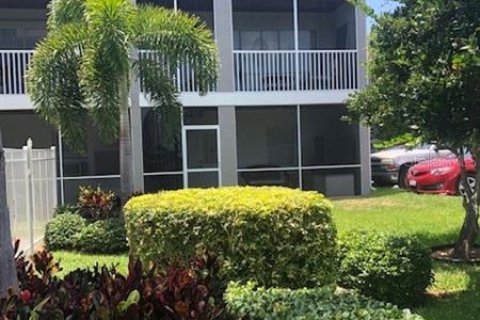 Townhouse in Tierra Verde, Florida 3 bedrooms, 198.81 sq.m. № 221755 - photo 1