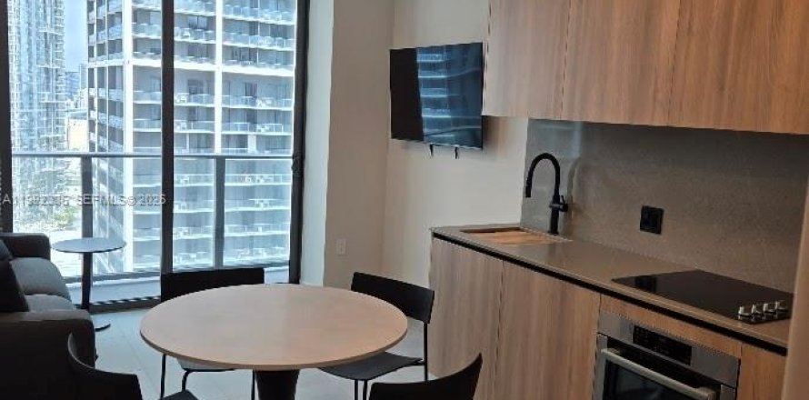 Condominio en Miami, Florida, 1 dormitorio  № 2053139