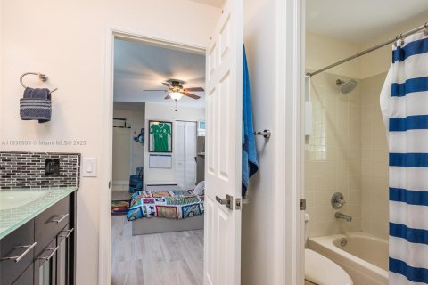 Villa ou maison à louer à Weston, Floride: 5 chambres, 264.96 m2 № 1820278 - photo 18