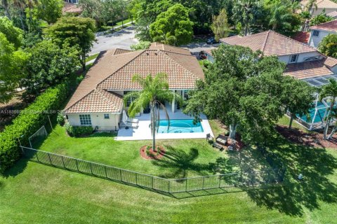 Villa ou maison à louer à Weston, Floride: 5 chambres, 264.96 m2 № 1820278 - photo 2