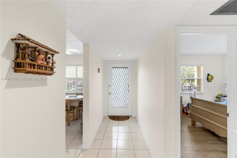 Copropriété à vendre à Pembroke Pines, Floride: 2 chambres, 110.74 m2 № 2042087 - photo 8