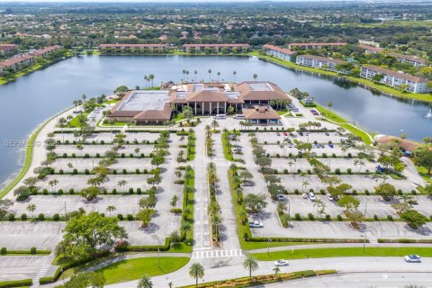 Copropriété à vendre à Pembroke Pines, Floride: 2 chambres, 110.74 m2 № 2042087 - photo 2
